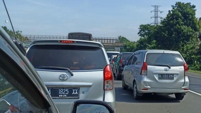 Arus lalu lintas di KM 66-59 tol Jakarta-Cikampek pada lebaran 2022 lalu padat merayap