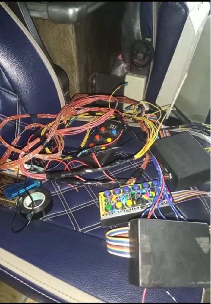 tombok dan kabel klakson telolet yang telah dicopot dari bus PO Megati Trans