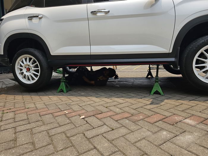 Proses penyemprotan lapisan anti karat tambahan