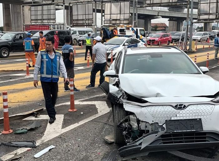 Hyundai Kona EV alami kecelakaan di Gerbang Tol