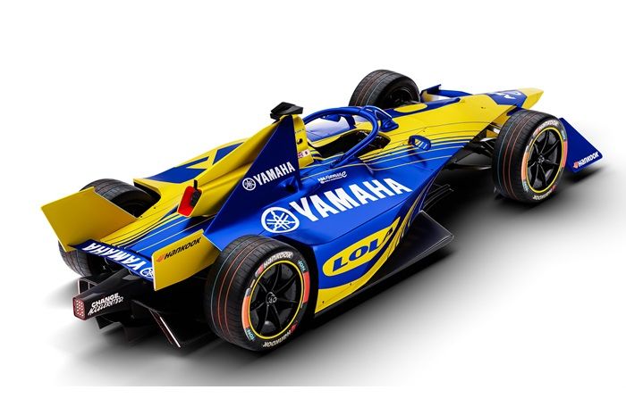 Mobil balap Formula E ada logo Yamaha Motor.