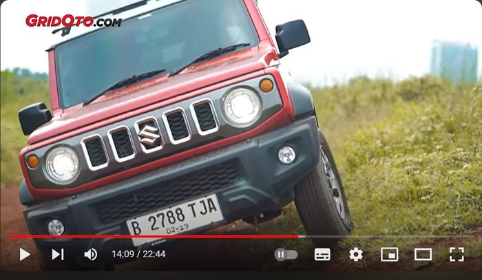 Jimny 5-doors dapat melalui terrain miring dengan mulus. 