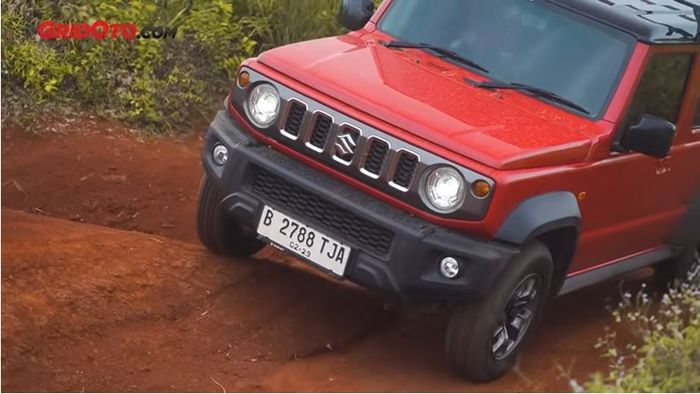 Jimny 5 doors terbukti tangguh di medan sulit. 