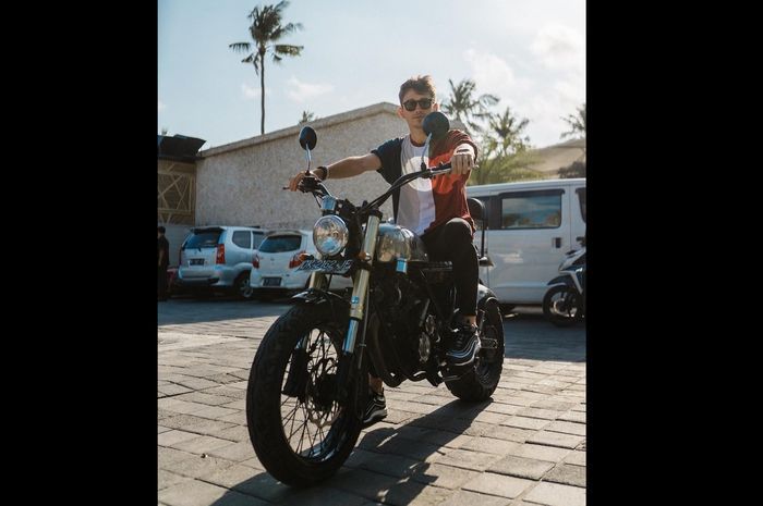 Charles Leclerc dengan motor custom kesayangannya