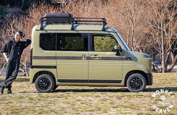 bagian samping memiliki wood stripe yang memberikan aura retro