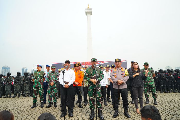 Kapolri Jenderal Listyo Sigit Prabowo dan Panglima TNI Jenderal Agus Subiyanto memimpin Apel Gelar Pasukan Operasi Ketupat Tahun 2024