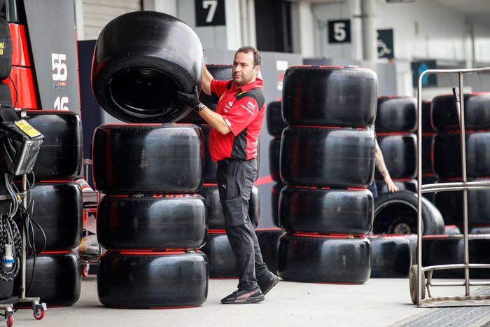 Ban mobil F1 sangat berkilau karena efek dari produksi