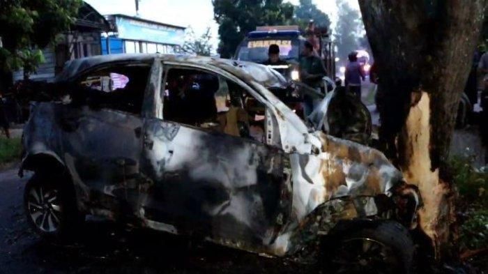 Kondisi Honda Brio yang hantam pohon hingga terbakar di Ponorogo