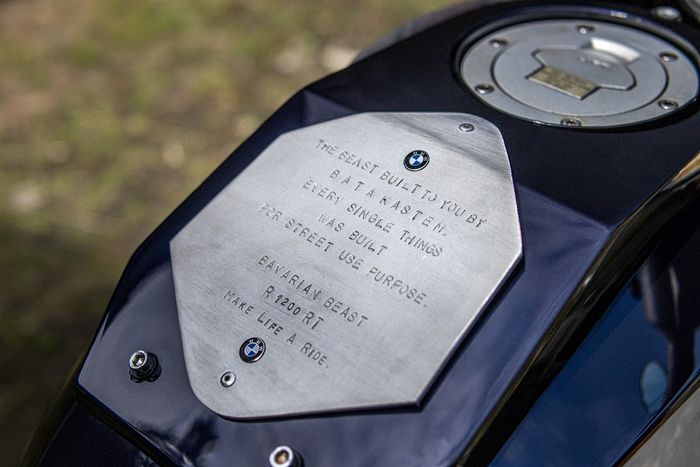 Plakat keterangan handmade di tangki custom BMW R 1200 RT