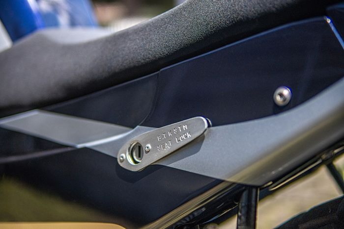 Pengunci jok BMW R 1200 RT diberi keterangan unik