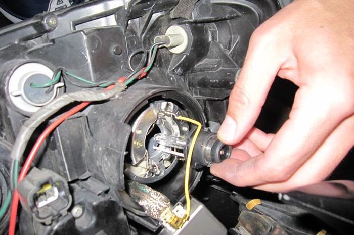 Ilustrasi soket lampu pada mobil