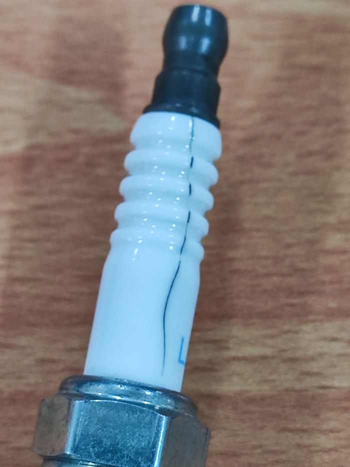 Pada bagian insulator atau keramik busi yang bagian ulir tidak kuat akan mudah bocor