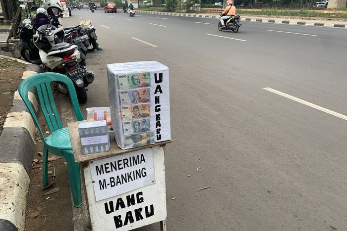 Jasa penukaran uang di tepi jalan Kh Noer Ali, Kalimalang, kota Bekasi