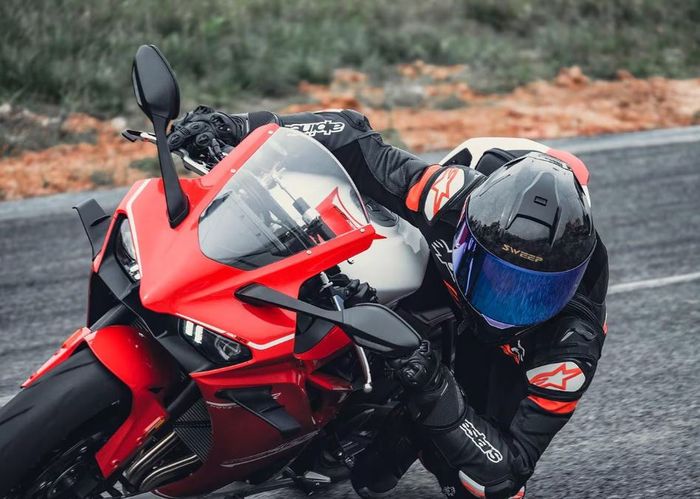 tampilan Kove 450RR saat cornering