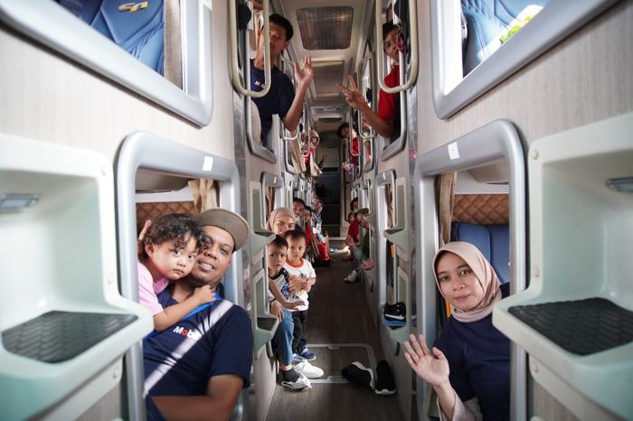 Peserta mudik gratis PT ExxonMobil Lubricants Indonesia (PT EMLI) dimanjakan dengan bus bertipe sleeper agar nyaman selama perjalanan