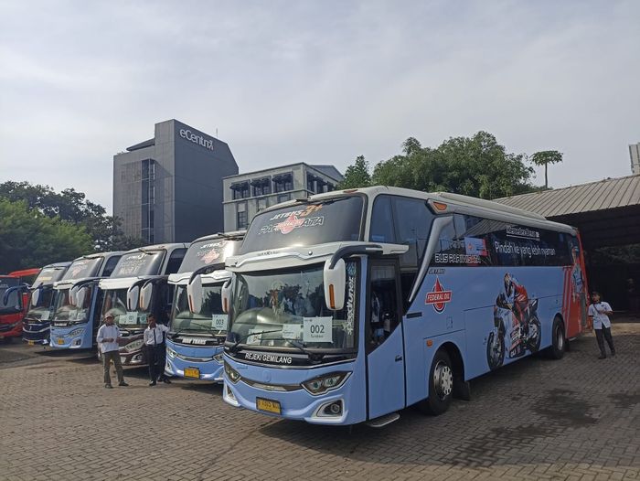 PT ExxonMobil Lubricants Indonesia (PT EMLI) menyediakan armada bus premium untuk kenyamanan peserta mudik gratis