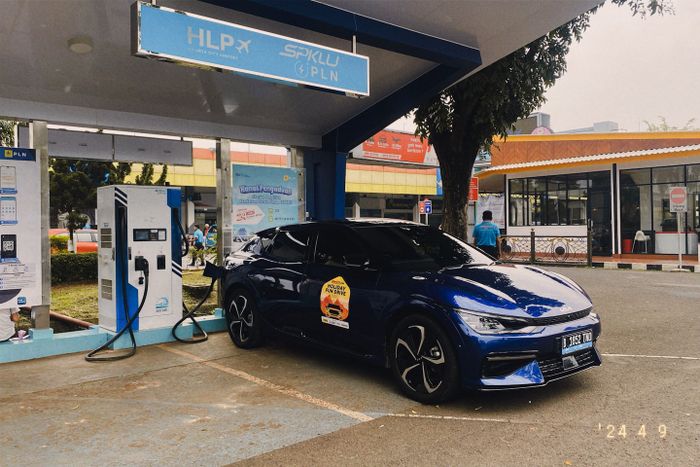 Kia EV6 GT-Line sedang mengecas di SPKLU 200 kW Halim Perdanakusuma.