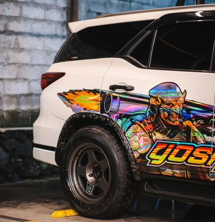 Sedangkan di belakang Toyota Fortuner ini pakai Bradley Wheels 18 inci