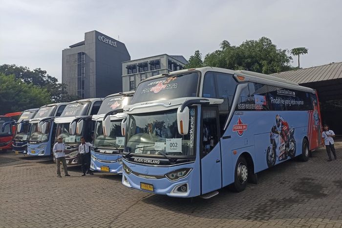 Kumpulan bus yang disediakan ExxonMobil Lubricants Indonesia untuk mudik gratis para mekanik bengkel rekanan mereka.