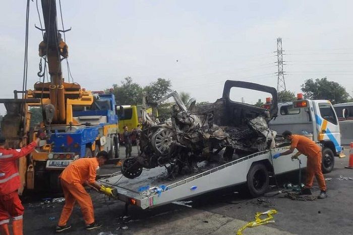 Mobil yang terlibat kecelakaan di Tol Japek KM 58, Karawang, Jawa Barat, Senin (8/4/2024).