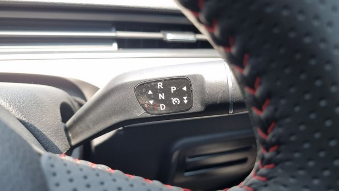 Fitur Cruise Control Neta V dioperasikan dengan menekan tuas transmisi ke bawah.