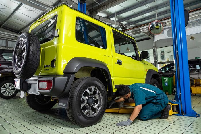 Teknisi bengkel resmi Suzuki tengah melakukan perbaikan pada Jimny 3-Door