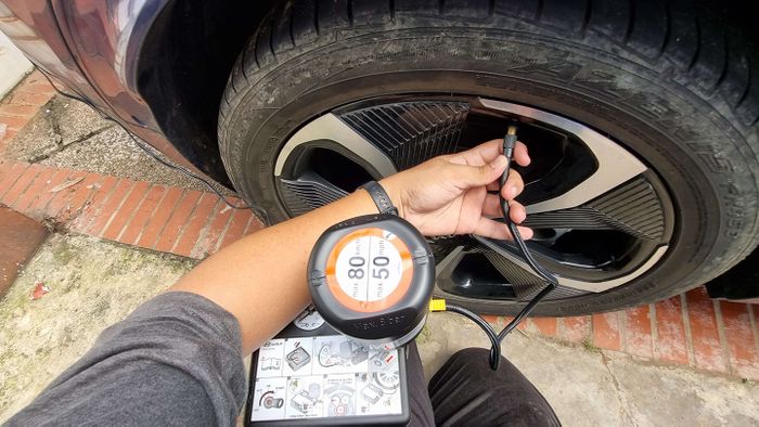 Ilustrasi menggunakan Tire Mobility Kit pada Kia EV6 GT-Line.