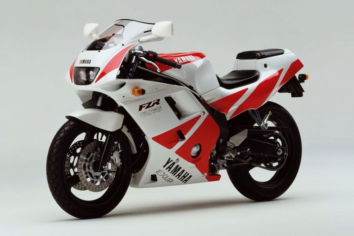 FZR250 series pakai 5 klep di setiap silinder