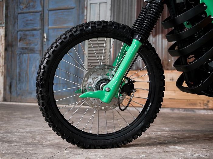 Sok teleskopik depan dilabur warna hijau dan dibuat seperti kaki belalang