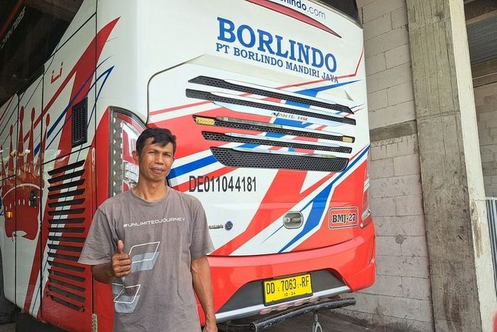 Satir (40), salah satu sopir bus PO Borlindo yang ketiban rezeki Rp 100 jutaan usai ajak makan seluruh penumpang di rumah mertua