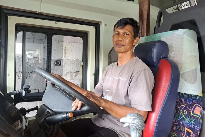 Satir (40) di dalam ruang kemudi bus PO Borlindo 