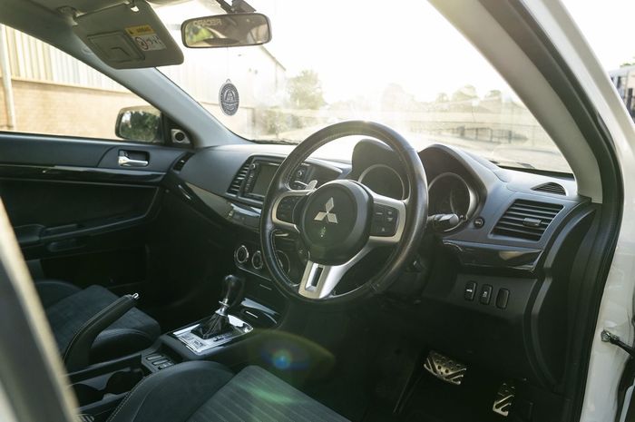 Ubahan pada interior tidak terlalu banyak dibandingkan dengan Lancer Evo X lainnya.