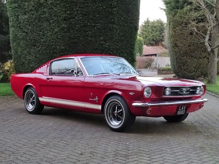 Pada tahun 1960-an dimensi white wall mulai mengecil seperti yang ada di Ford Mustang ini.