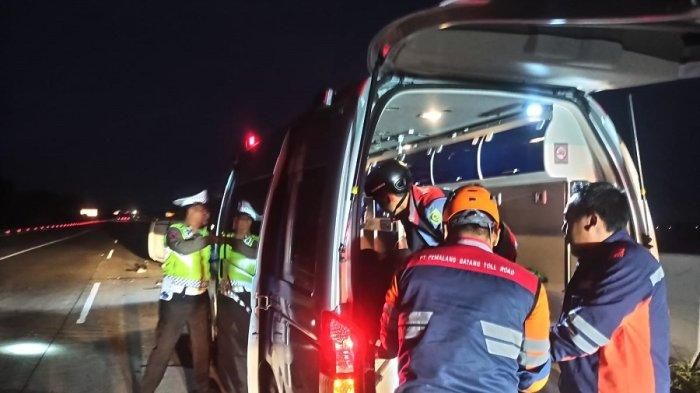 Evakuasi korban Suzuki Ertiga terguling di tol Pemalang-Batang akibat microsleep