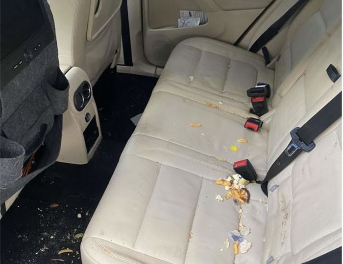 Ilustrasi interior mobil kotor