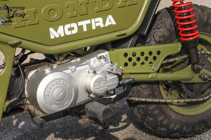 Honda CT50 Motra menggunakan sistem dua gearbox parallel 3-percepatan dan 2-percepatan