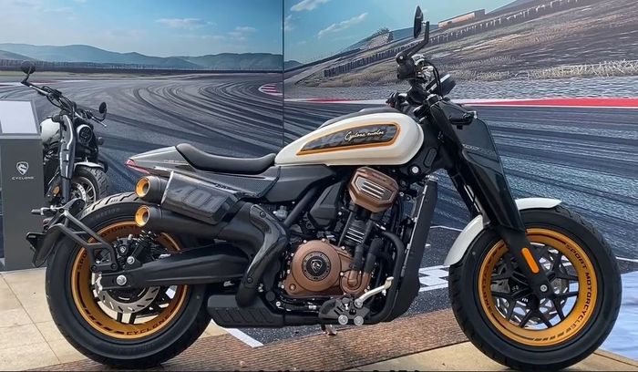 dari samping, siluetnya sangat identik dengan Harley-Davidson Sportster S terbaru