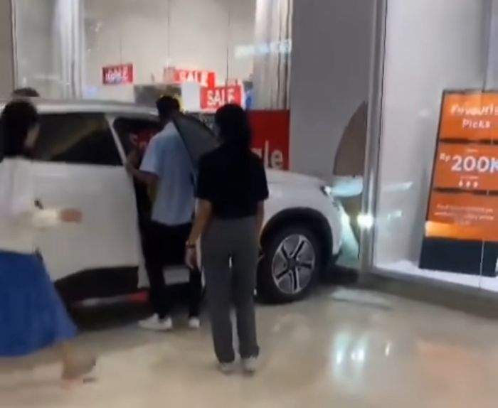 Tangkapan layar insiden Chery Omoda E5 menabrak dinding mall akibat dimainkan seorang anak kecil