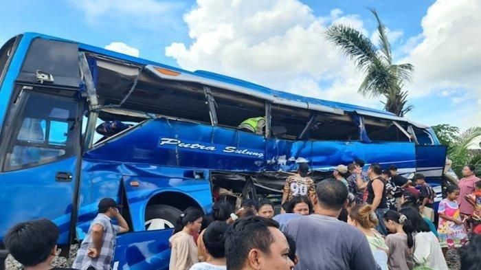 Kondisi bus PO Putra Sulung usai ditusuk dan diseret KA Rajabasa