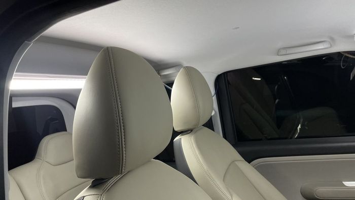 Tampilan headrest custom setelah jok posong Wuling Air ev ditebas