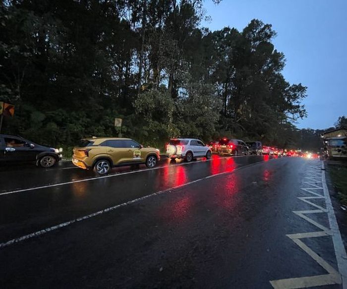 Terdapat mode berkendara Wet yang membuat mobil stabil melalui jalan basah. 