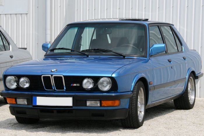 BMW E28 menggunakan bemper plastik yang terdapat pada BMW 520iS.