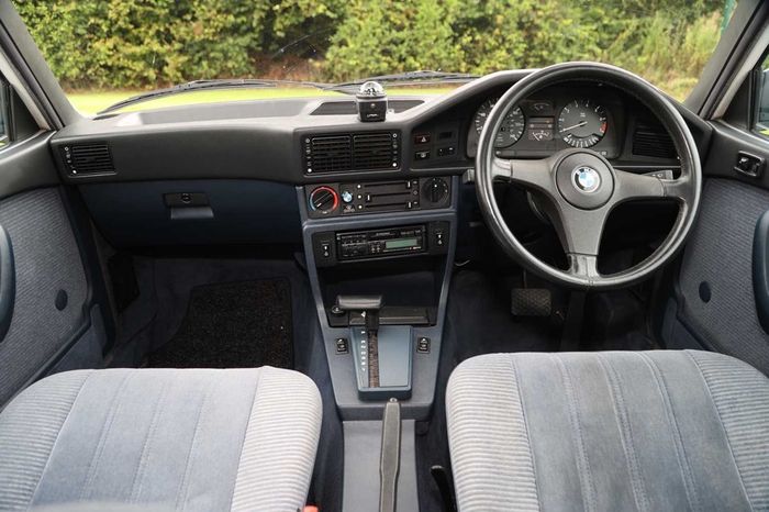 Pilih interior BMW E28 yang paling bagus, karena jika tidak lengkap maka sulit mencarinya