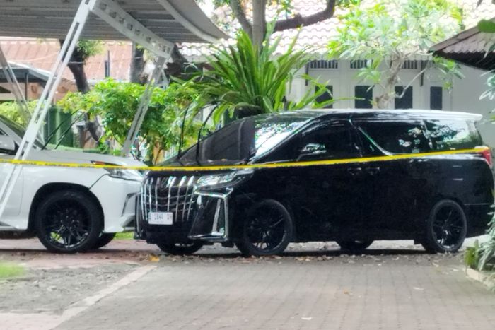 TKP aksi diduga bunuh diri anggota Satlantas Polresta Manado di dalam kabin Toyota Alphard hitam di Mampang Prapatan, Jakarta Selatan