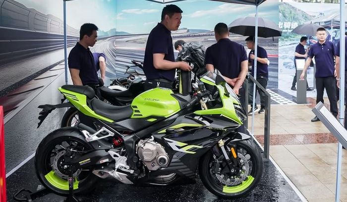 tampak samping Zongshen RC 700, bentuknya mirip moge sport Eropa