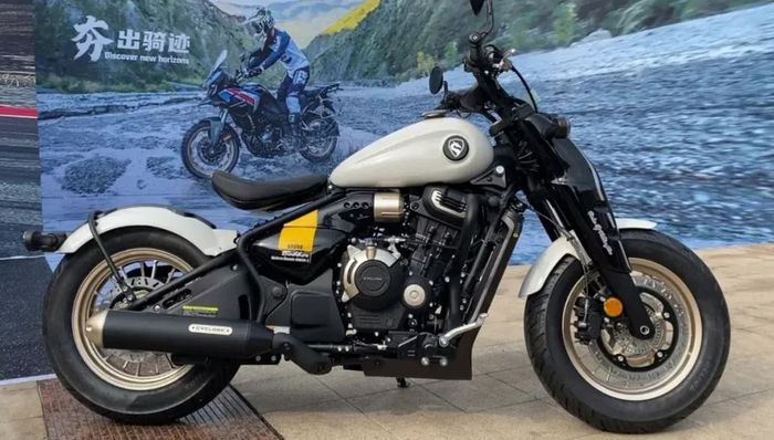 tampilan sampingnya mirip Triumph Bobber