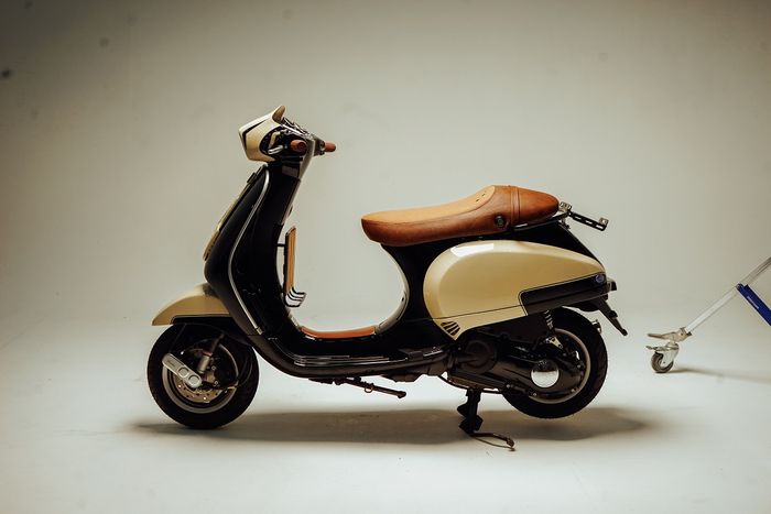 Bodi Vespa S Vespuci ini dilabur kelir hitam dan krem