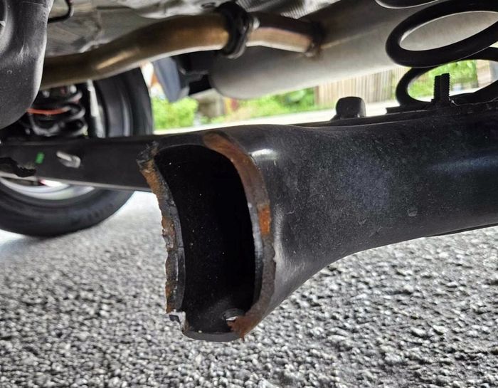 Bagian poros roda belakang atau rear axle beam yang bermasalah pada Chery Omoda 5 milik Stephanie