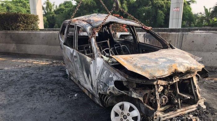 Kondisi Avanza usai terbakar di tol Cikampek