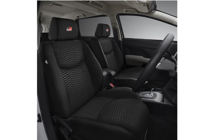 Sentuhan emblem GR Sport di bagian kursi penumpang